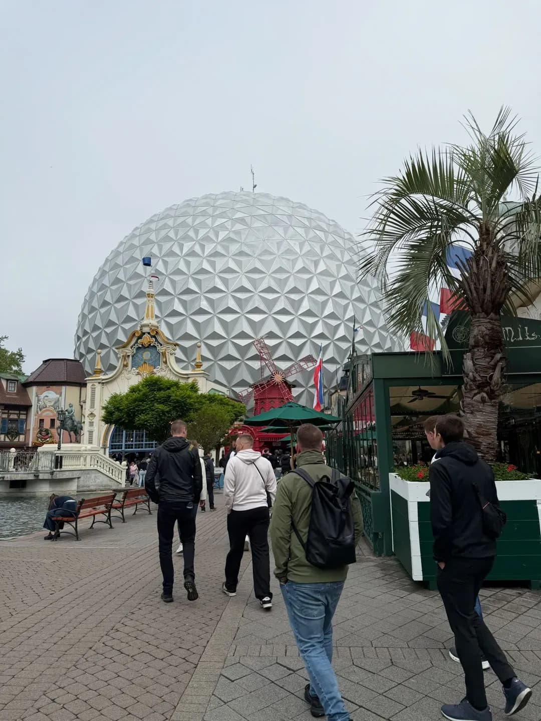 Unterwegs im Europa-Park, vor der silbernen Kugel