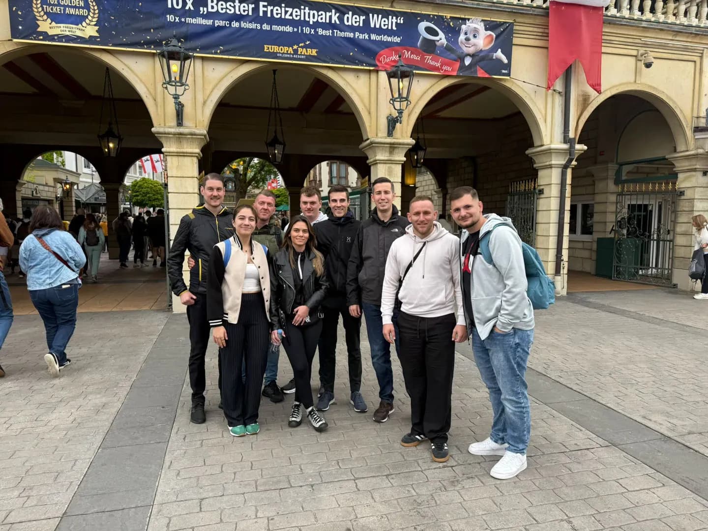 Das SwissPlan-Team steht als Gruppe vor einem Gebäude im Europa-Park