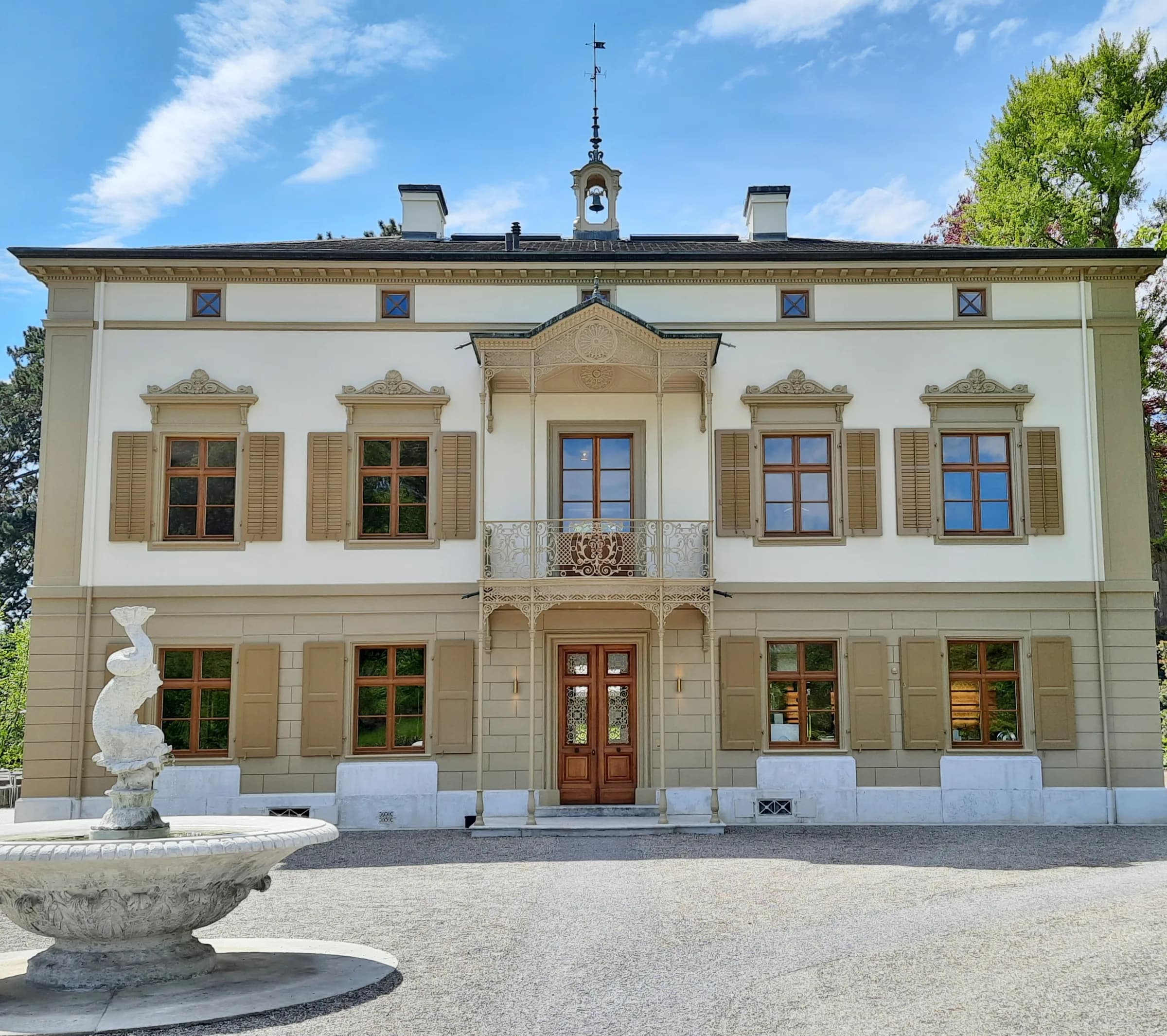 Die Villa Merian in den Merian Gärten in Münchenstein, Fassade mit Brunnen im Vorhof