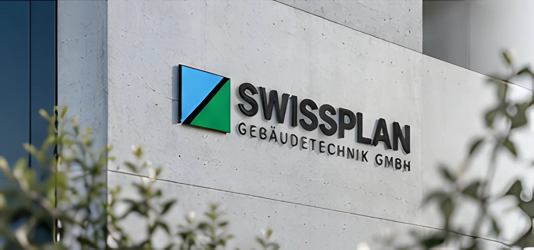 Illustration: Fassade mit dem Logo von SwissPlan Gebäudetechnik